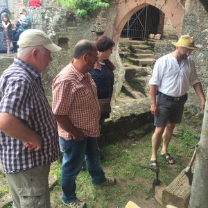 Am Samstag stand ein Besuch auf der Madenburg auf dem Programm. Handwerker zeigten mit historischen Werkzeugen, was im Mittelalter schon alles machbar war. 